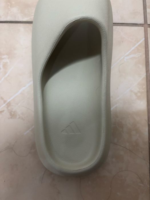 Yeezy slides crem