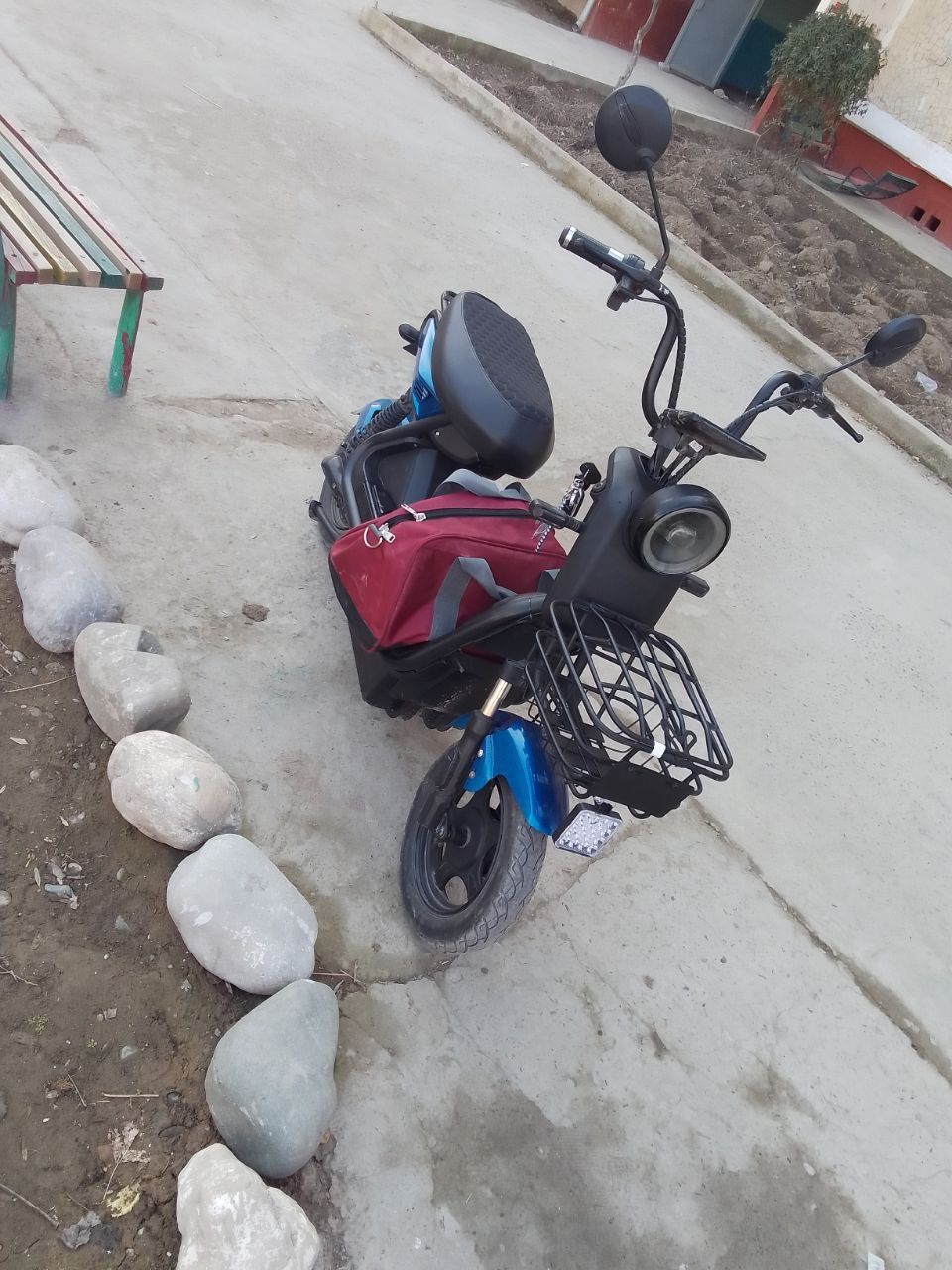 Skuter elektrda yuradi