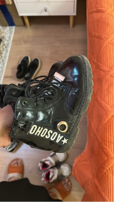 Отдам обувь на девочку.