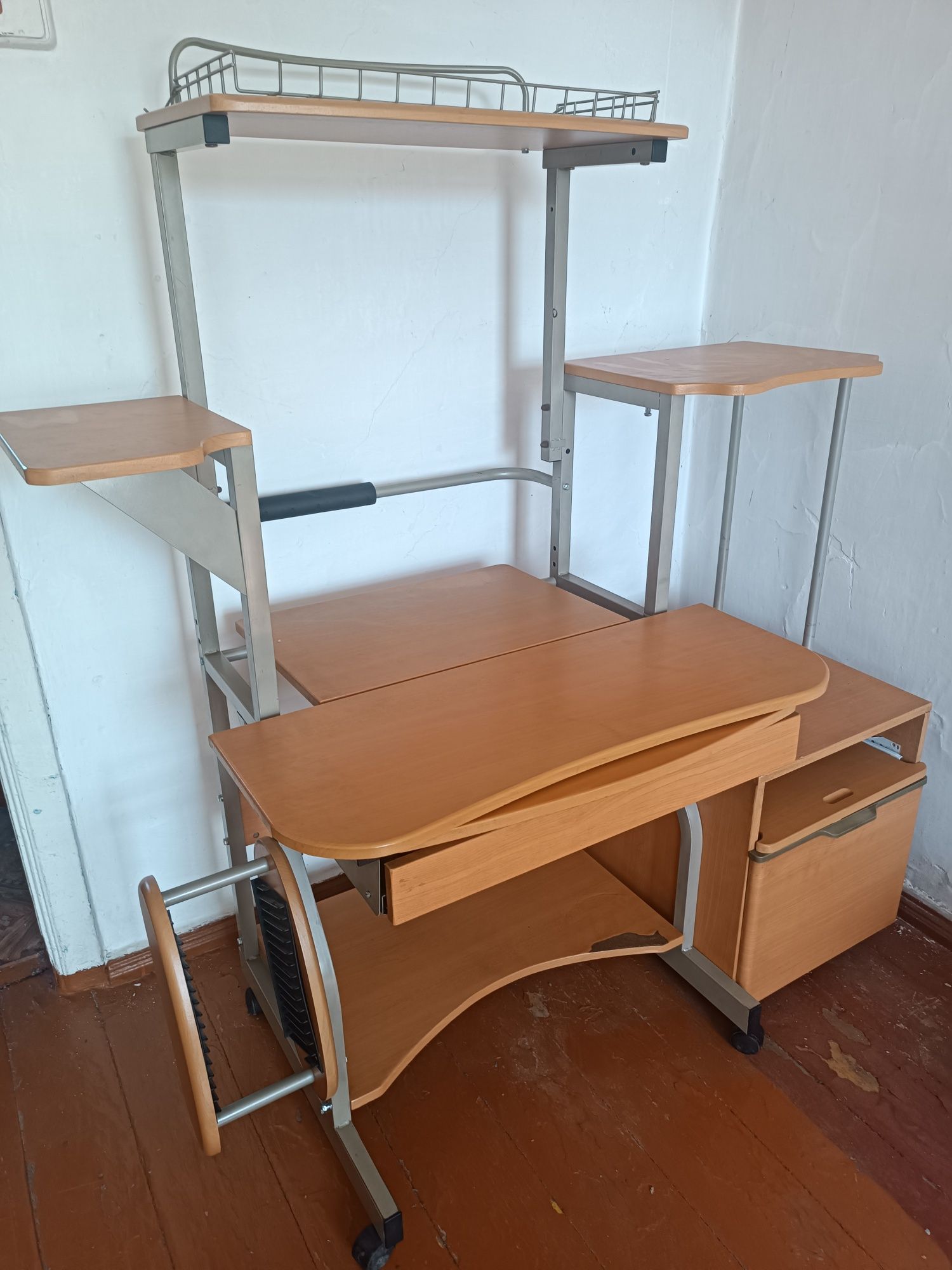 Продам компьютерный стол