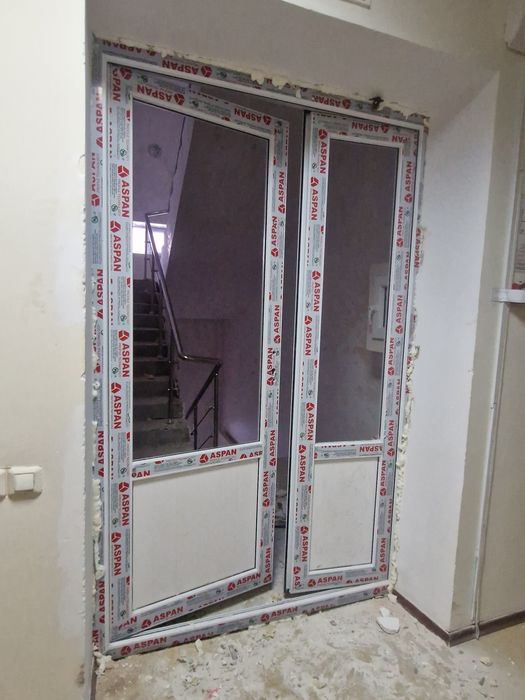 Продам пластиковые двери 8 шт новые