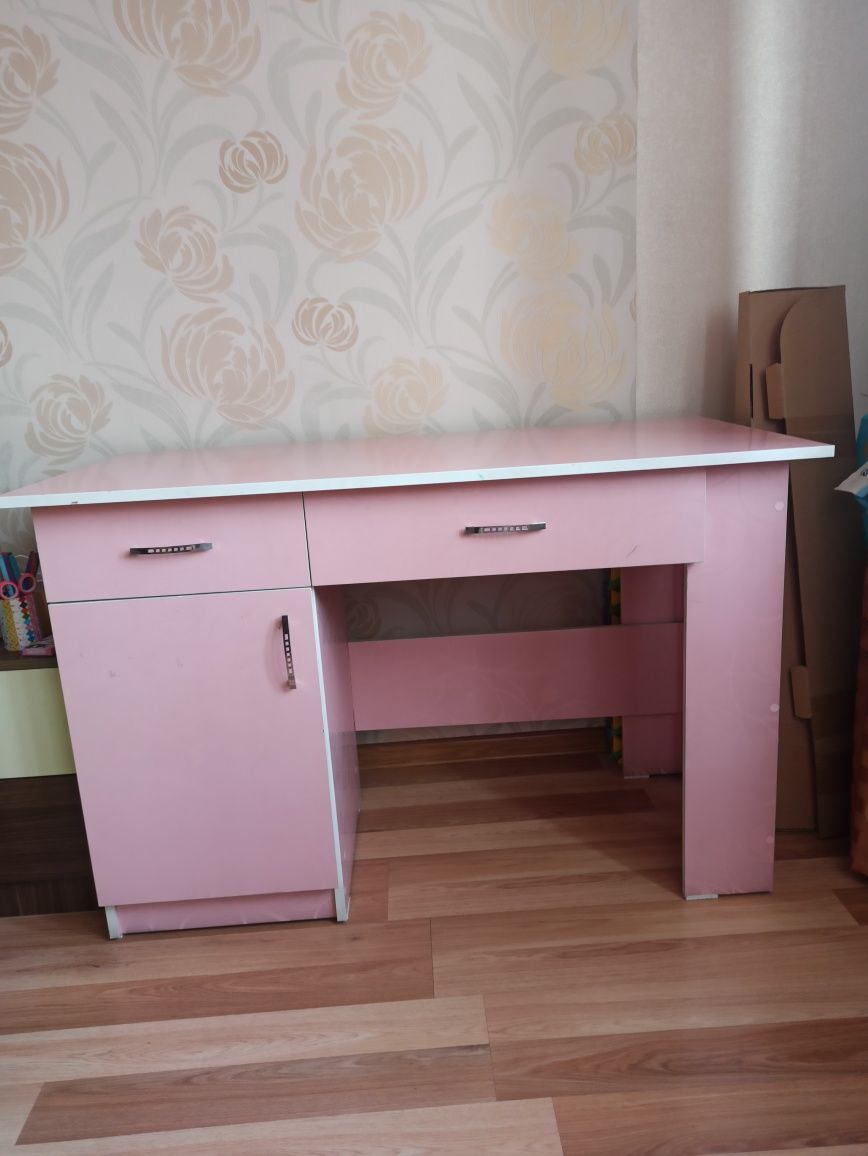 Продам школьный стол розовый красивый
