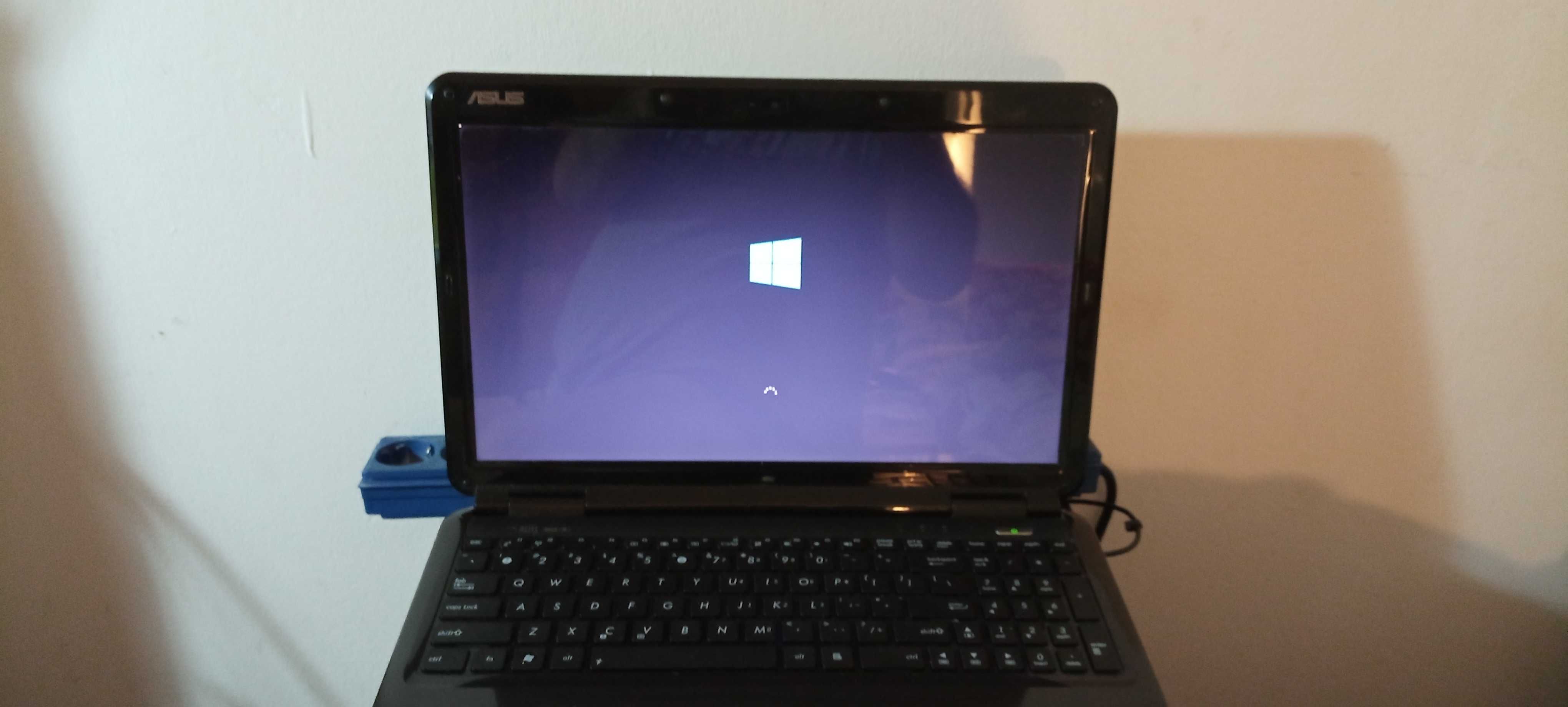 Laptop ASUS 4 gb de ram,  hdmi si un hp cititi anuntul