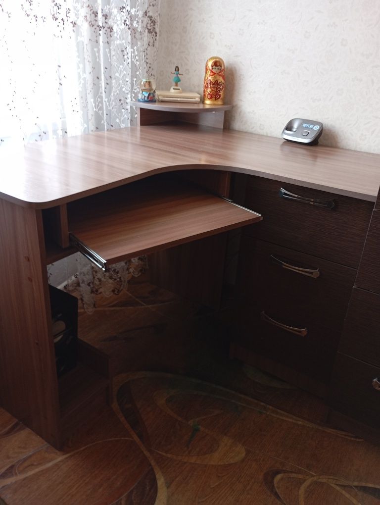 Компьютерный стол с пеналом.В отличном состоянии.В пенале 4 полки ввер