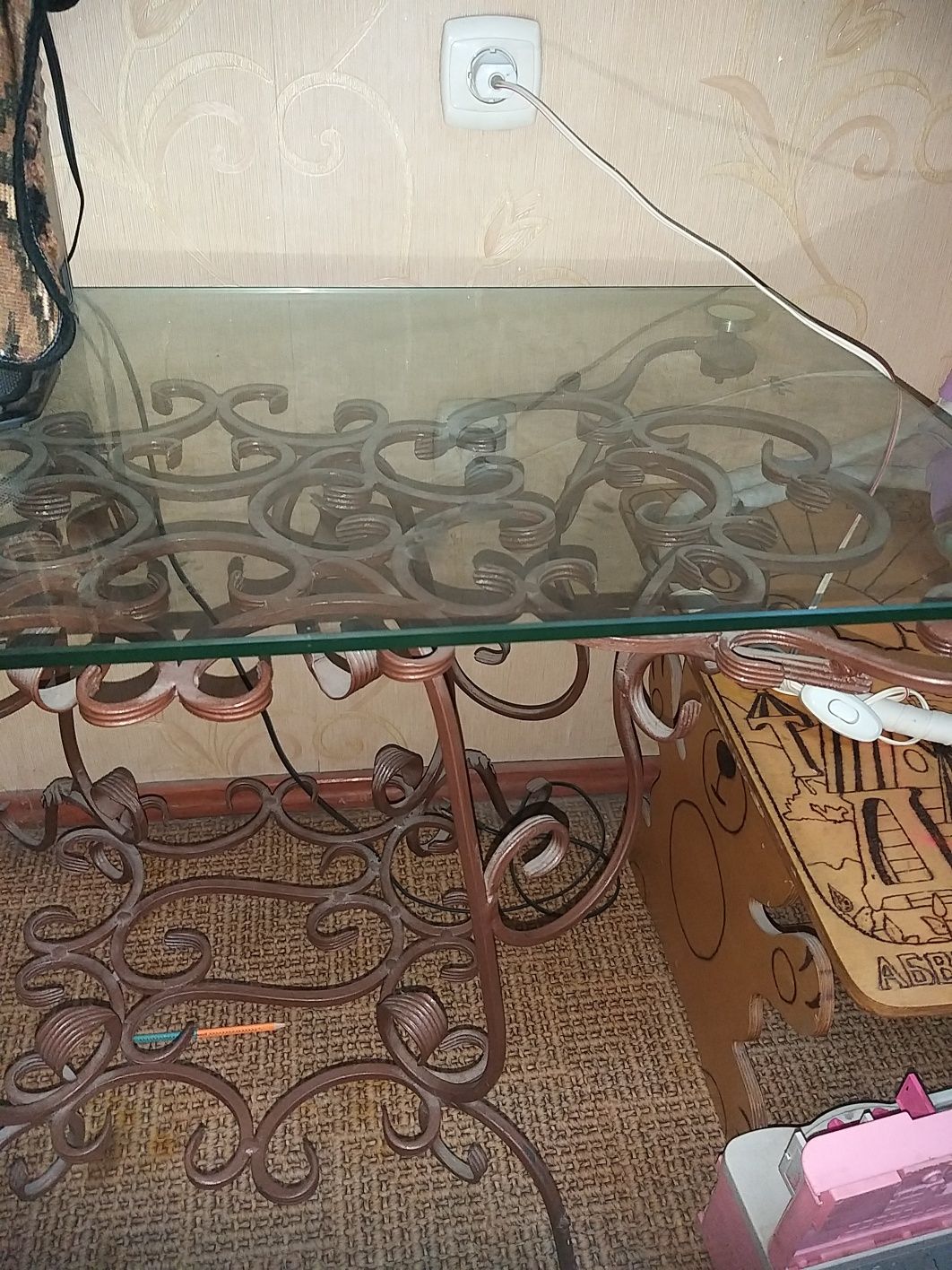 Кованный стол со стеклянной поверхностью