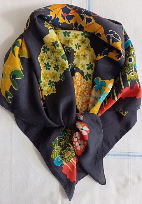 Елегантна черна блуза от трико, с подарък копринен шал