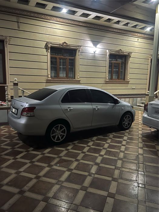 Toyota Yaris srochna sotiladi xolati zor aftamat faqat naxtka