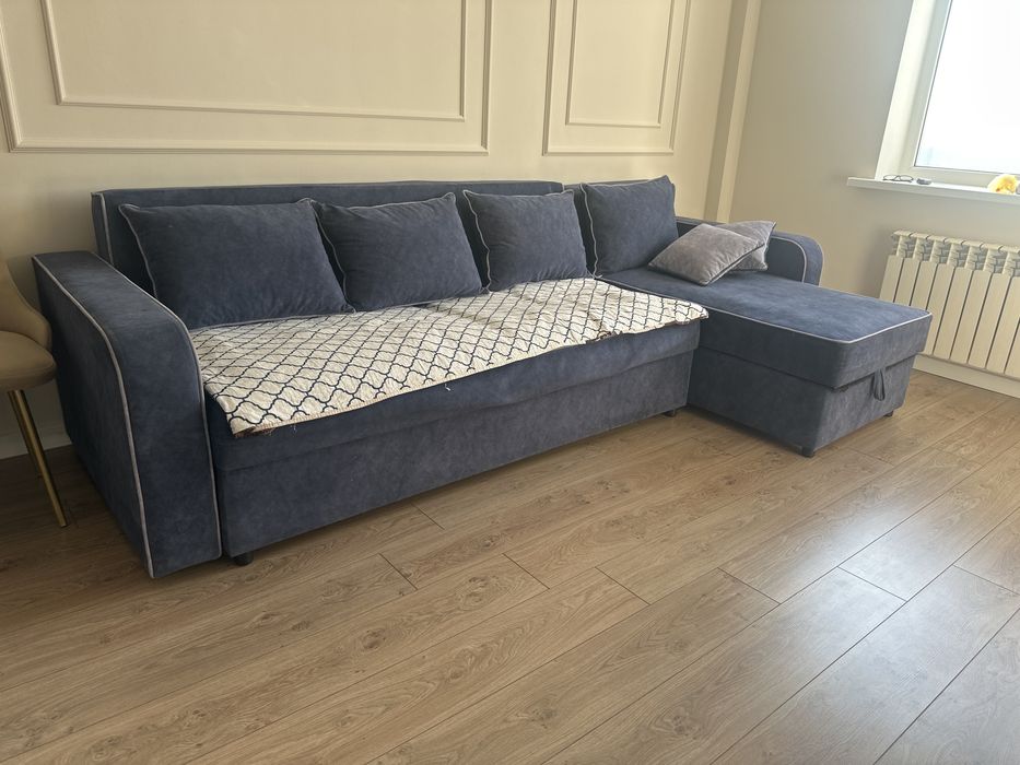 Диван угловой с подушками