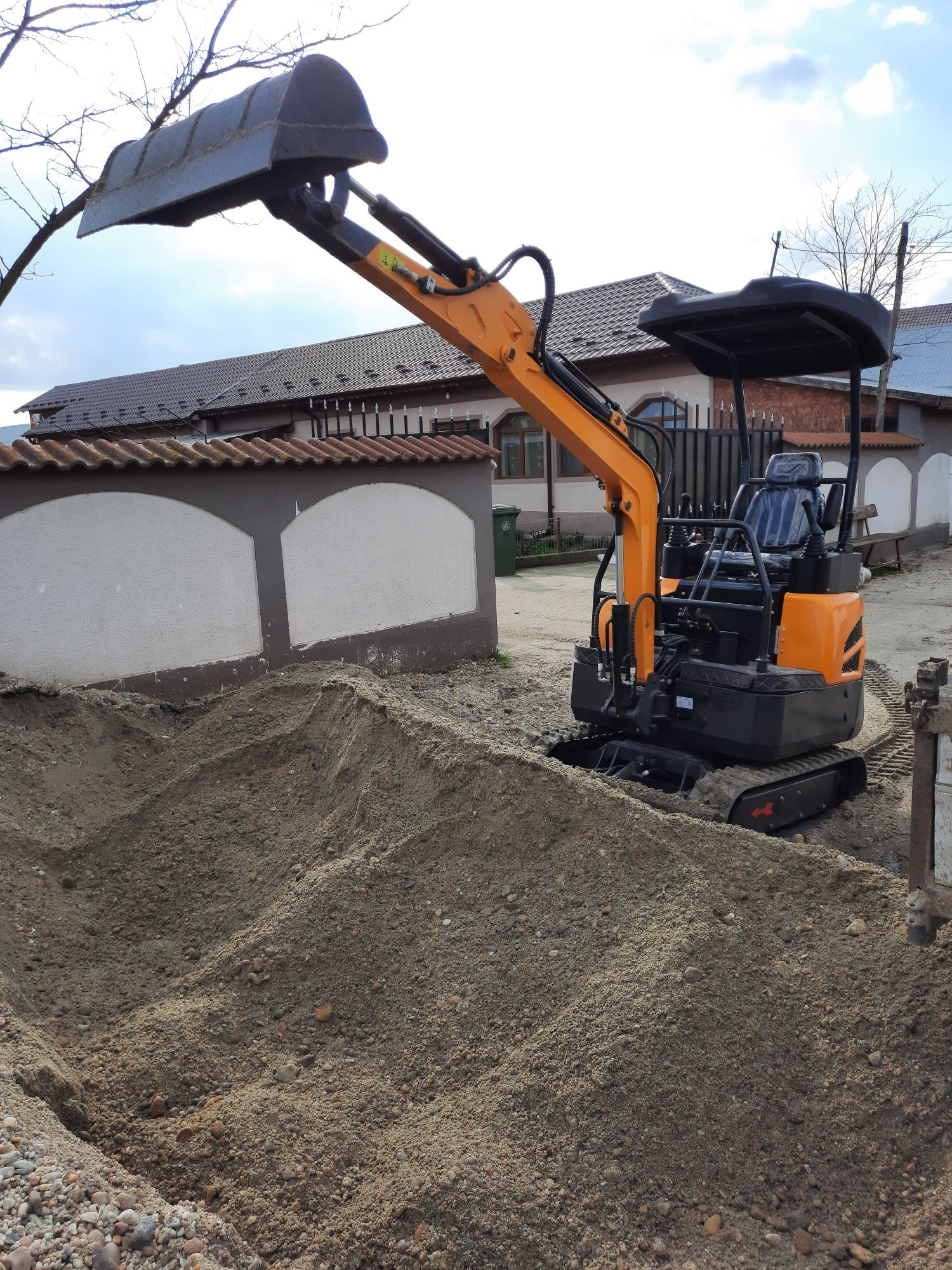 Miniexcavator si balculabila 3mc fose septice, fundatii, nisip, balast