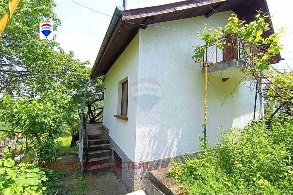 Вила на три етажа в кв. Долапите