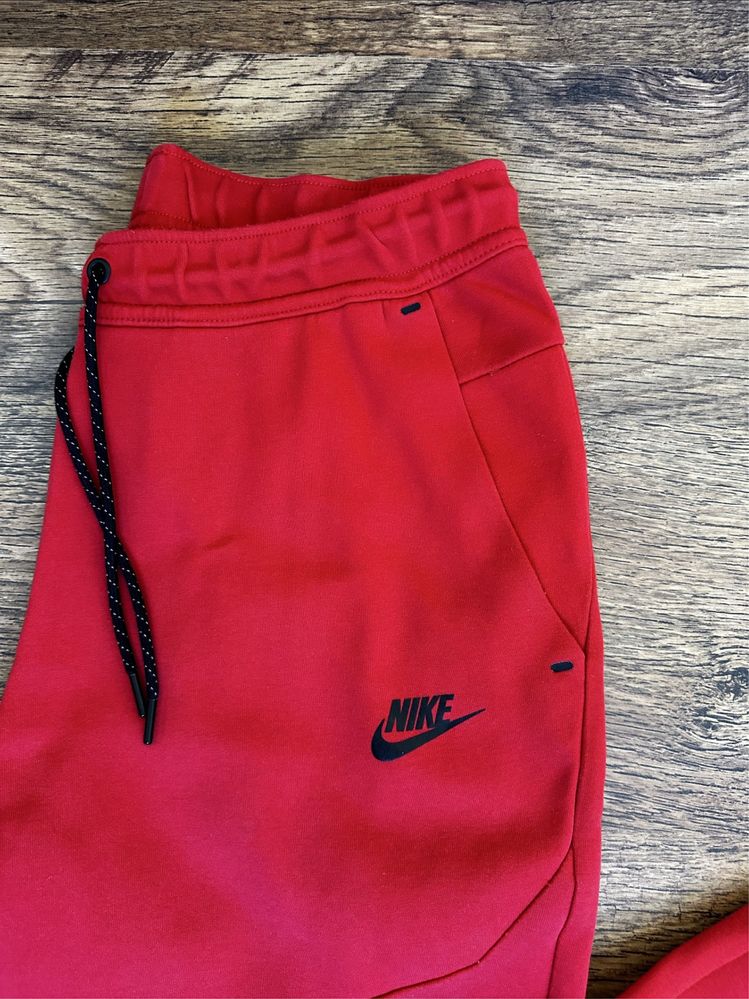 Nike tech fleece червено долнище