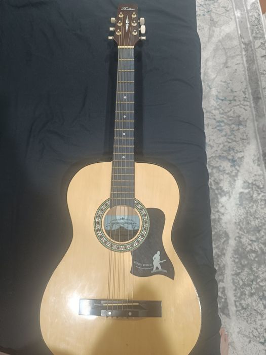 Продам музыкальный инструмент гитару