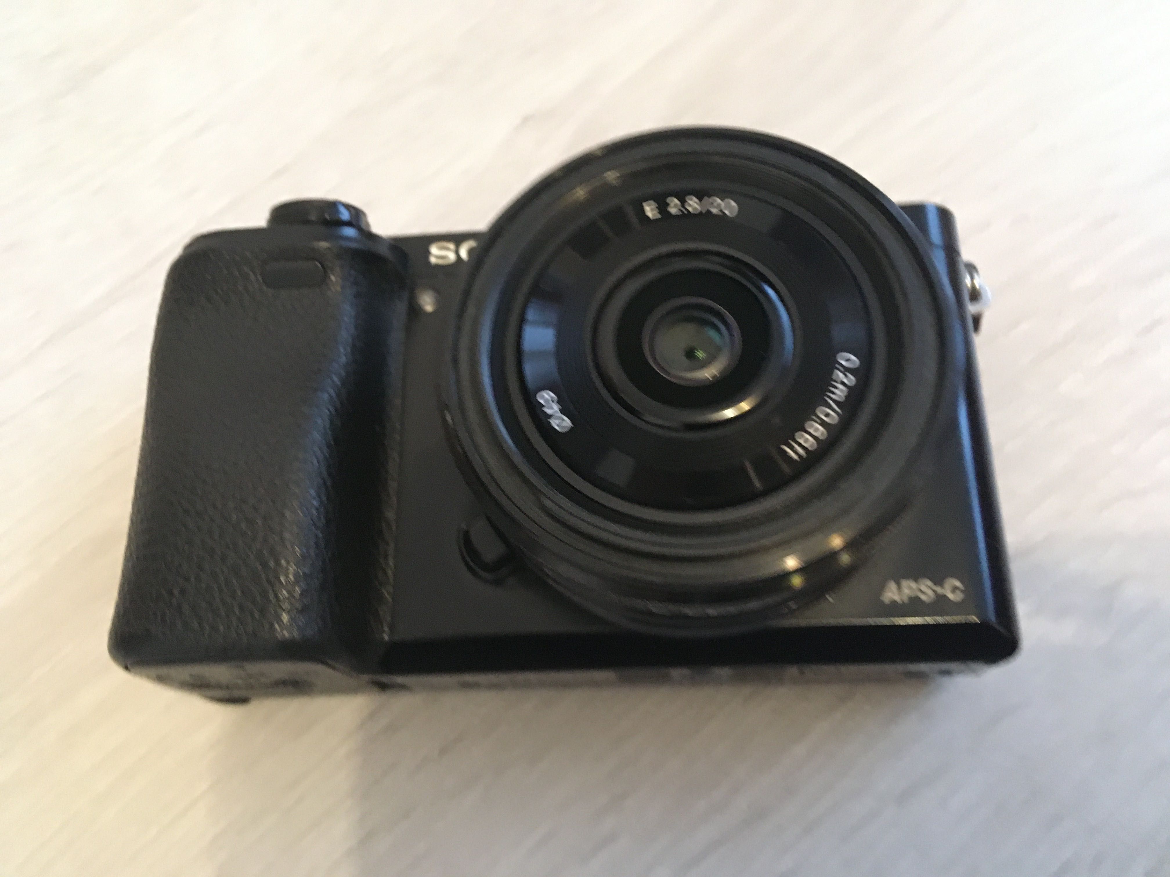 Vind Sony Alfa 6000 mirrorless cu ob.Sony 20mm 2.8 și încărcător