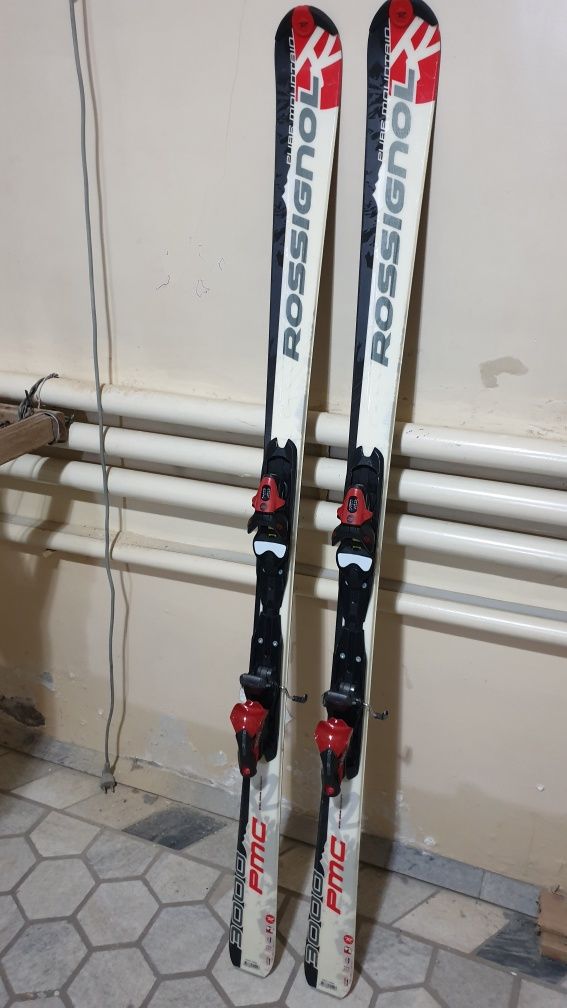 Продаются лыжи ROSSIGNOL в комплекте с палками.