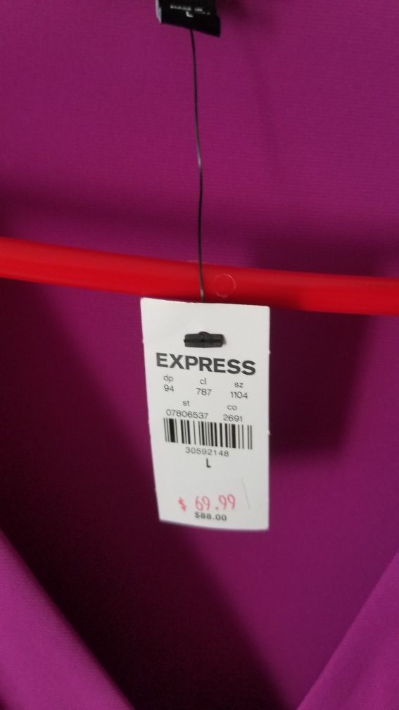 Продавам нова рокляExpress закупена  е  от  Сащ
