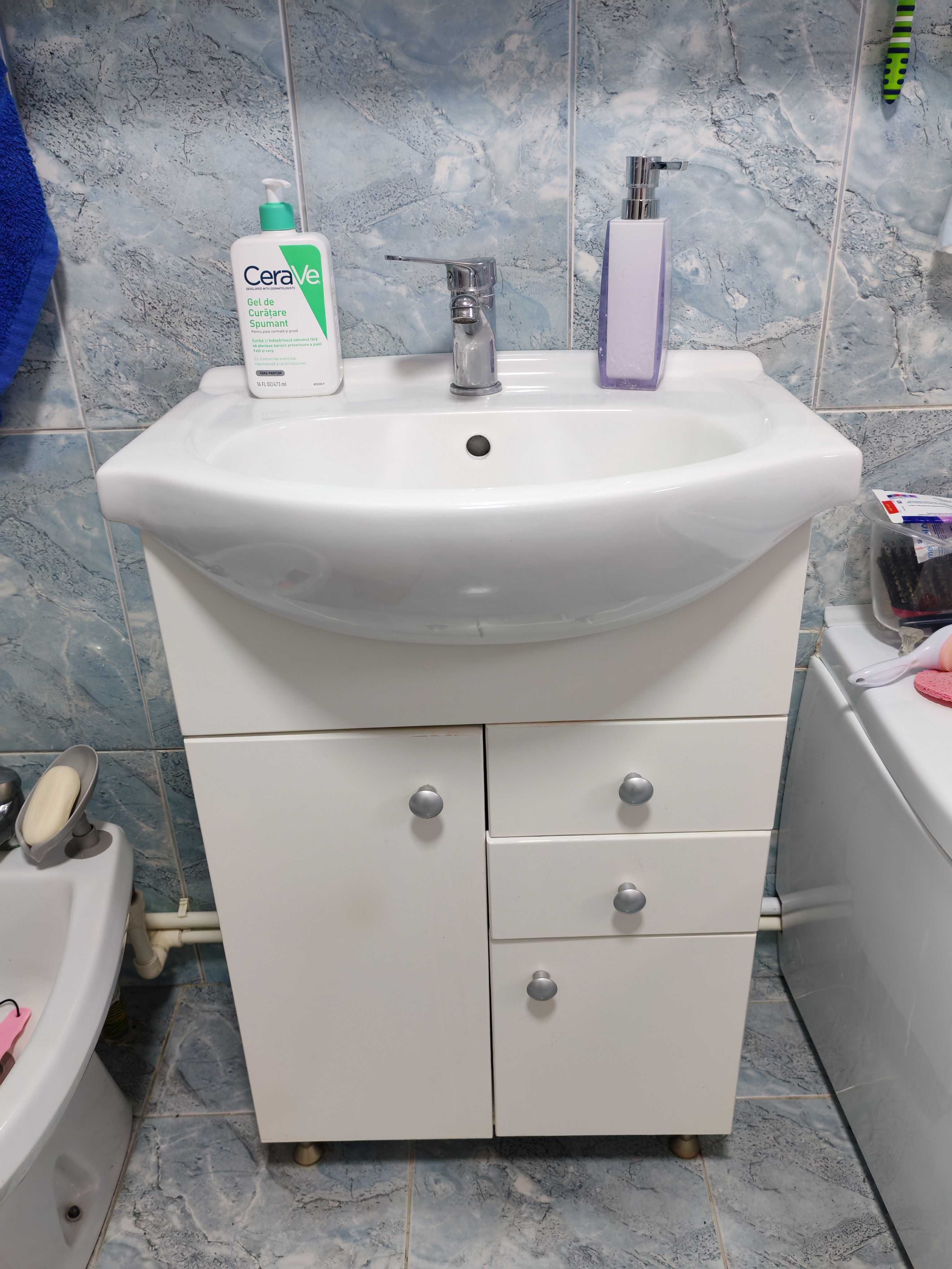 Cadă de baie, chiuveta cu oglinda inclusa, bideu și wc-ul