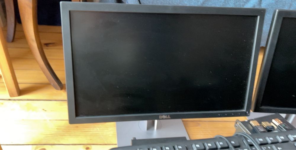 Dell Optiplex с монитори, клавиатури и мишки