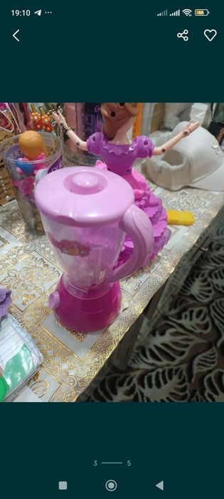 Qoʻgʻirchoq qoʻshiq aytib yuradi batareyada va bilindi ikkalasi