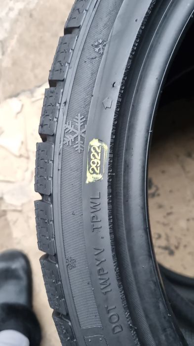 2 Anvelope Davanti 275 35 R19XL M/S (iarnă) aproape NOI.