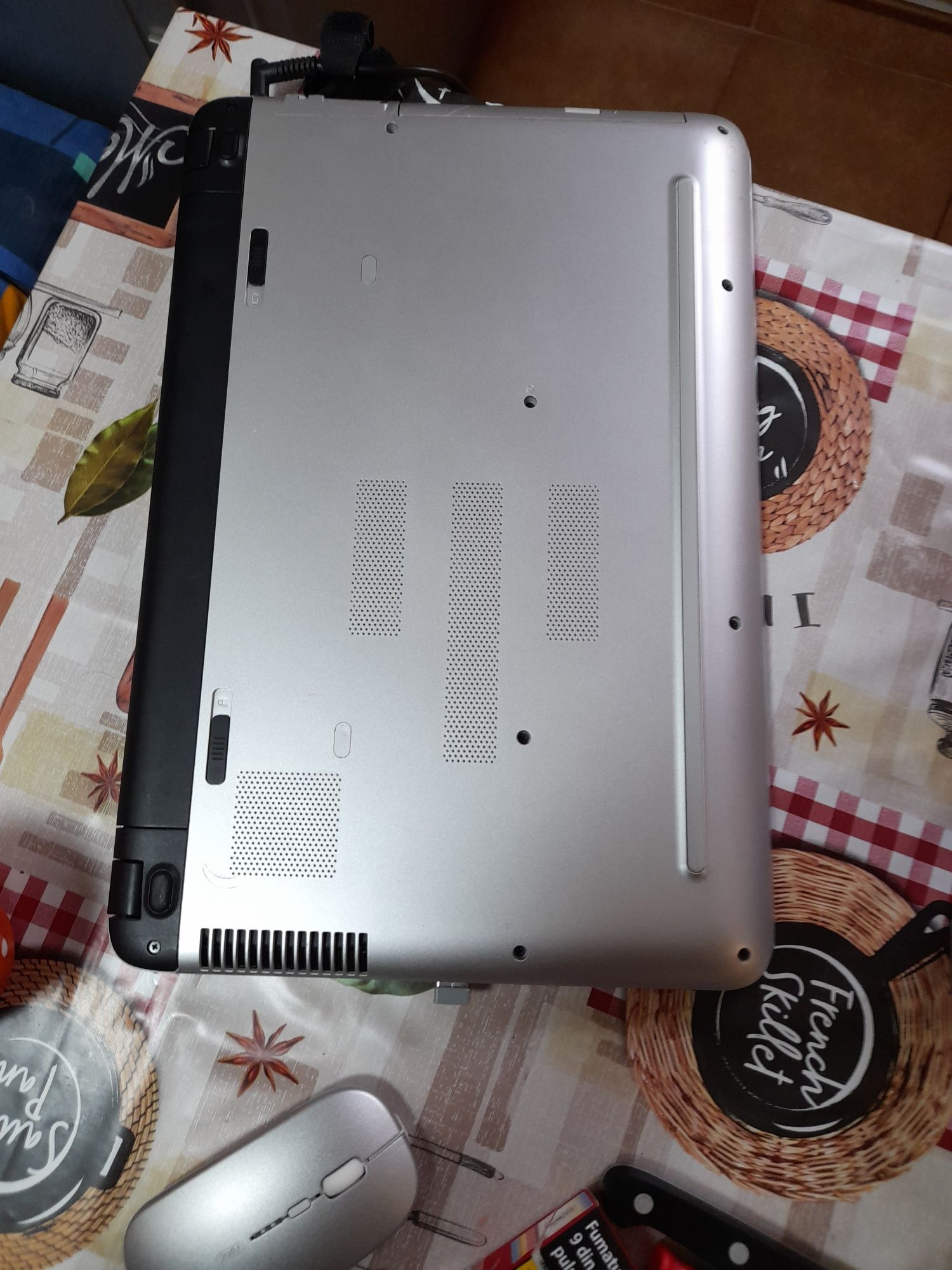 Vand laptop HP de 15.6 inci stare buna