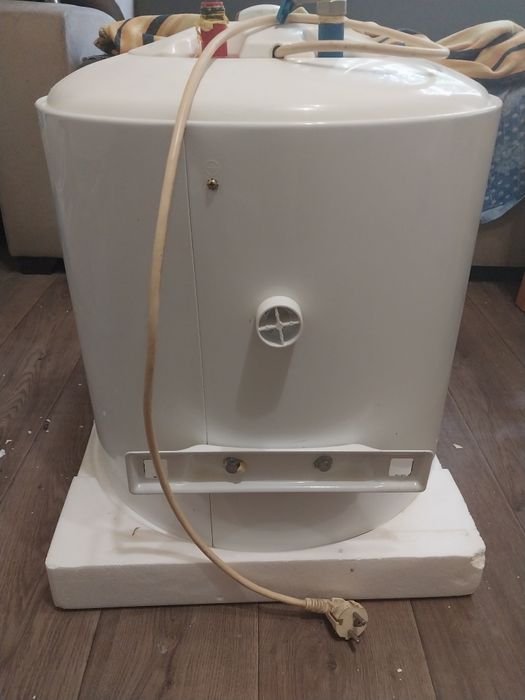 Продаётся  титан водонагревательный объем 50л