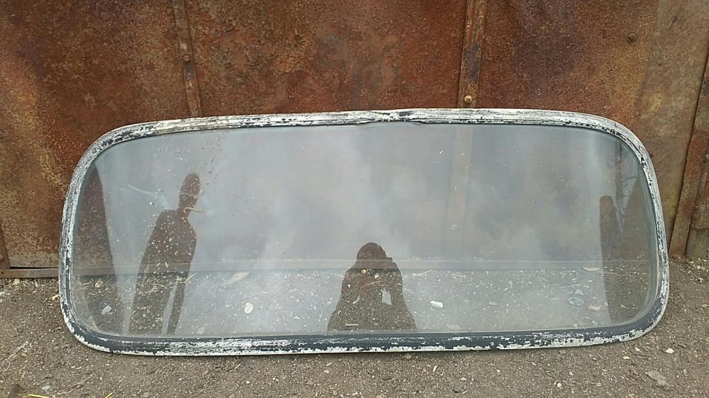 Продам лобовое и заднее стекла Москвич 403-407