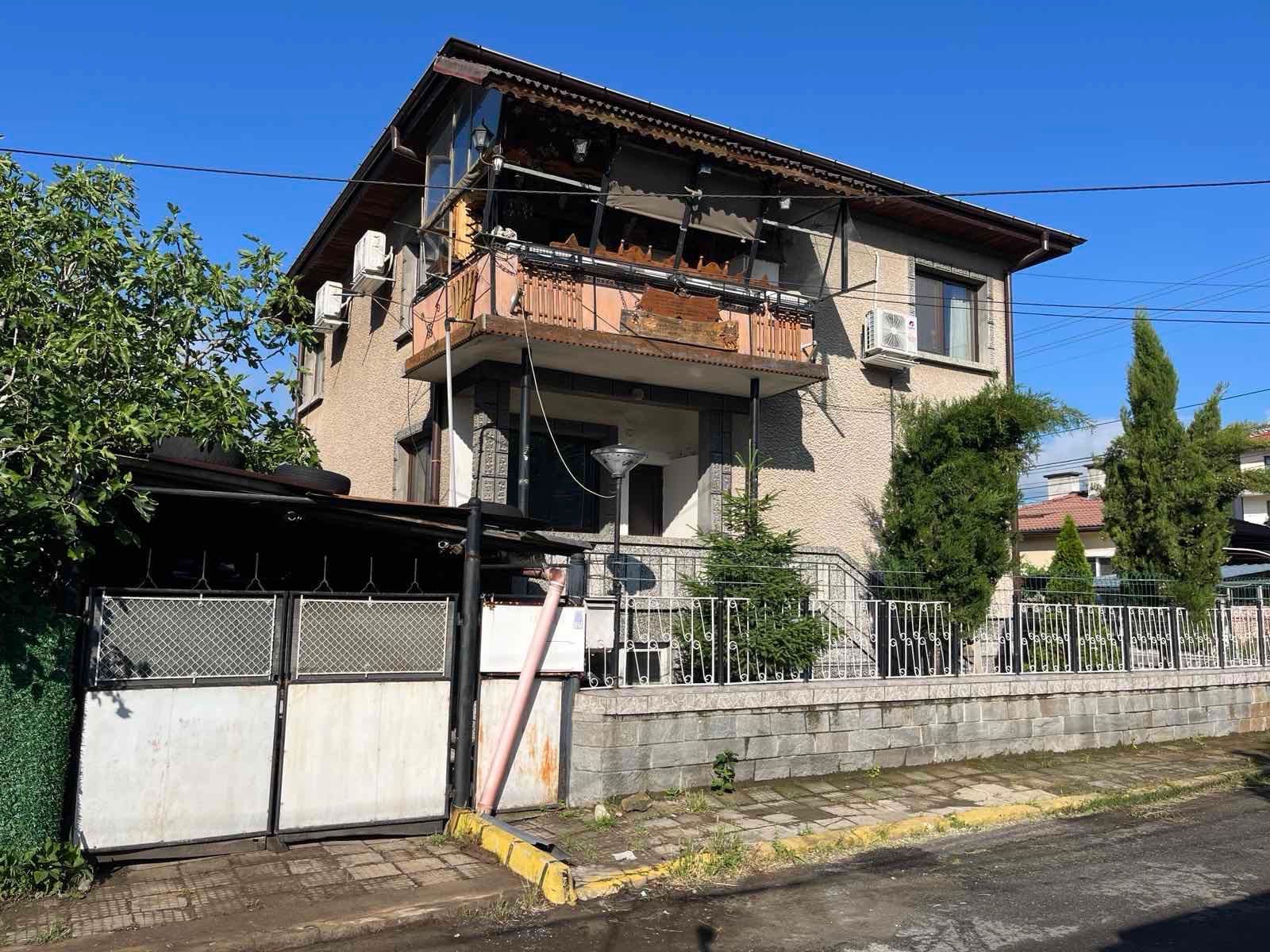 Двуетажна къща с гараж