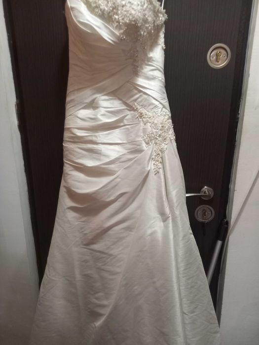 Vand rochie de mireasa cu trena, marimea 36