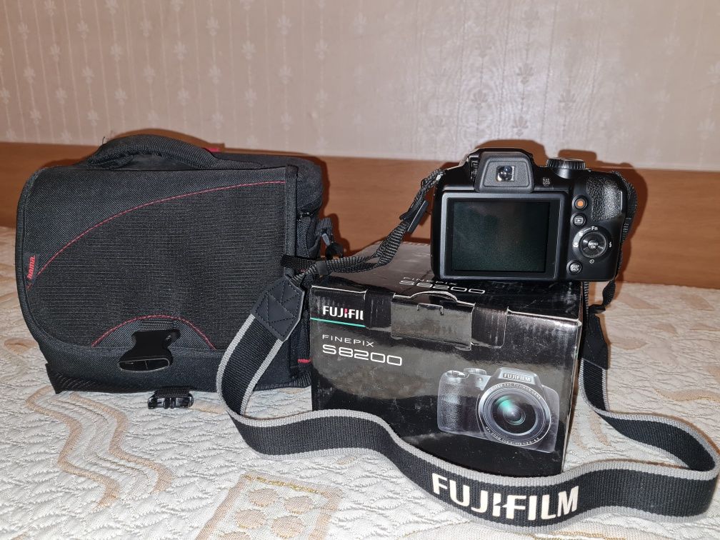 Fujifilm FinePix S8200 Фотоапарат