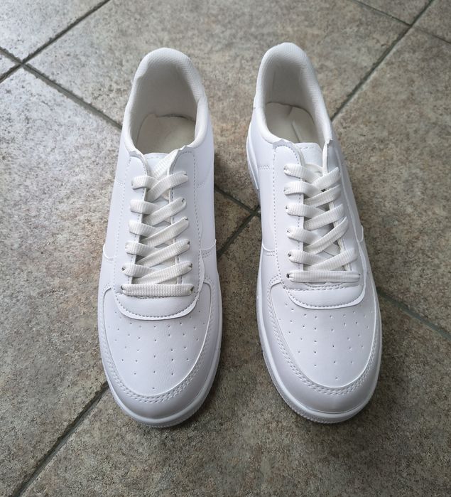 Чисто бели маратонки