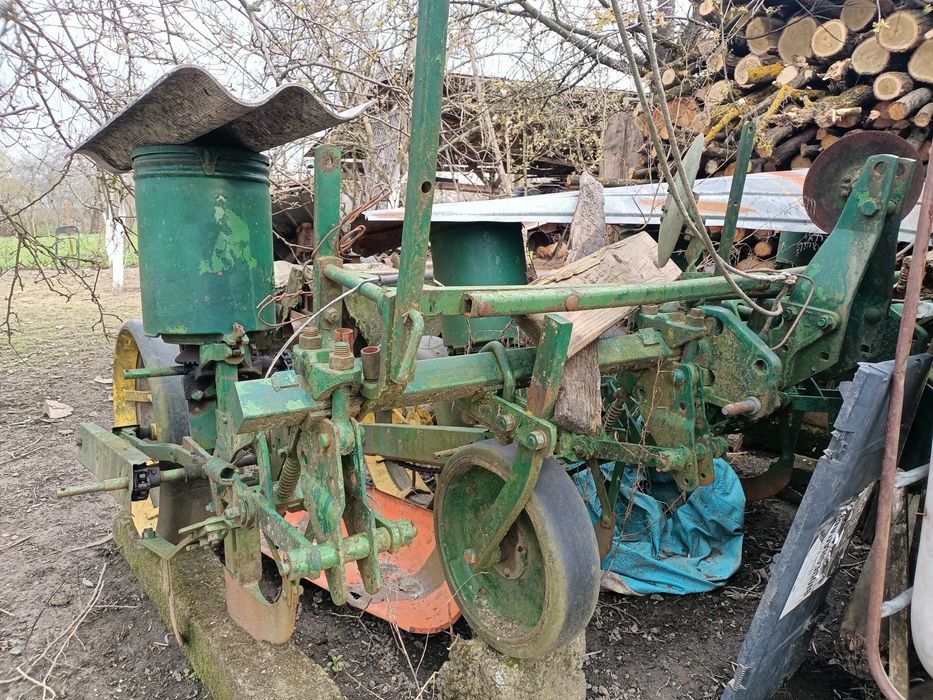 Vând semănătoare porumb John Deere