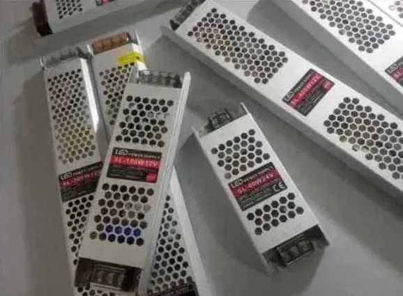 Для видео-наблюдения и oт LED табло и экрана блок питания - адаптер