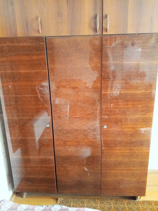 Трехстворчатый шкаф