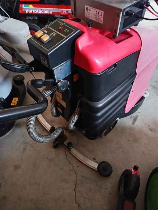 Акумулаторна подопочистваща машина