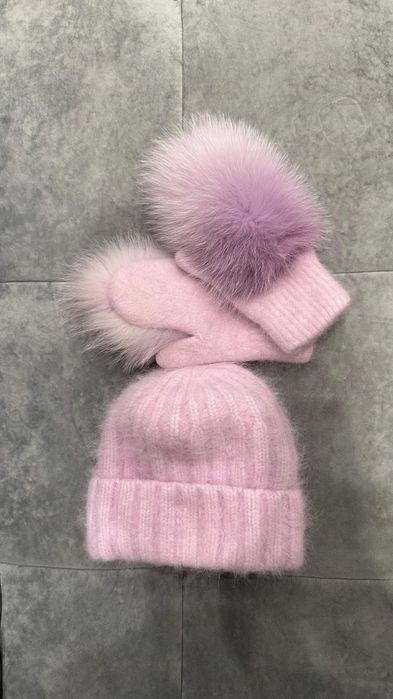 Шапка из ангоры и меховые варежки