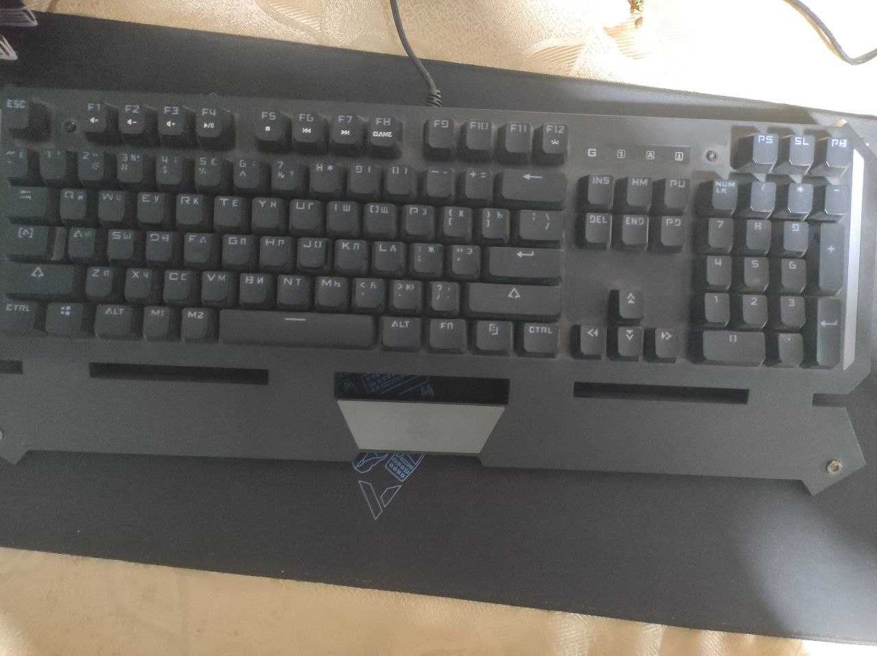 Bloody B875N o‘yinchi klaviaturasi RGB yoritish bilan.gaming