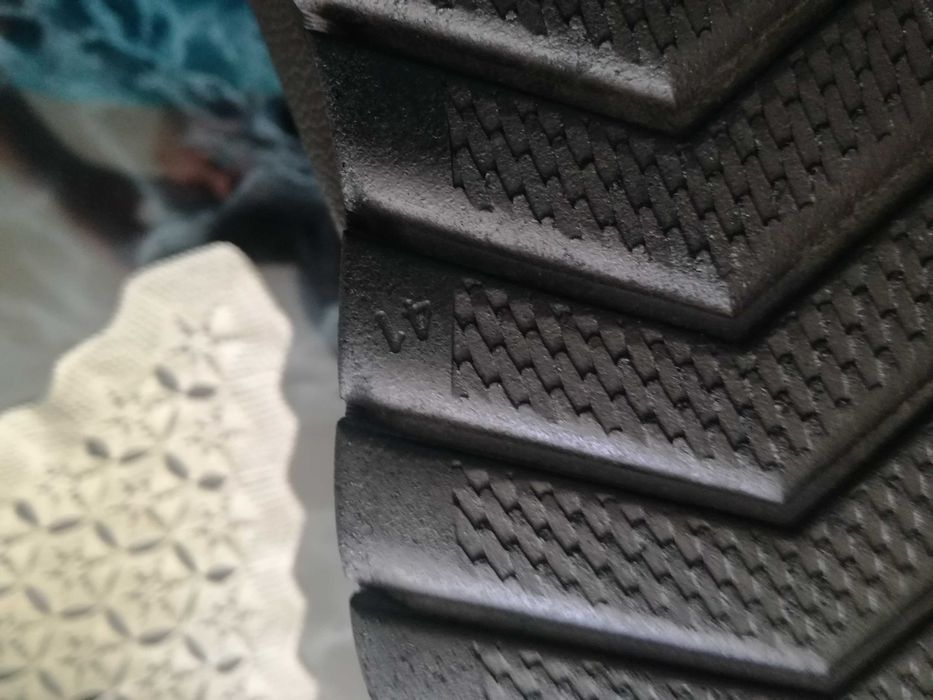 Продавам черни мъжки затворени обувки без връзки