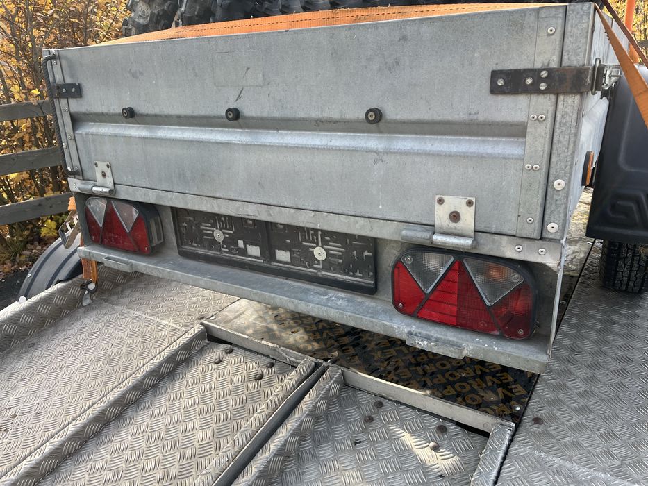 Ремарке за лек автомобил с стойка за мотори