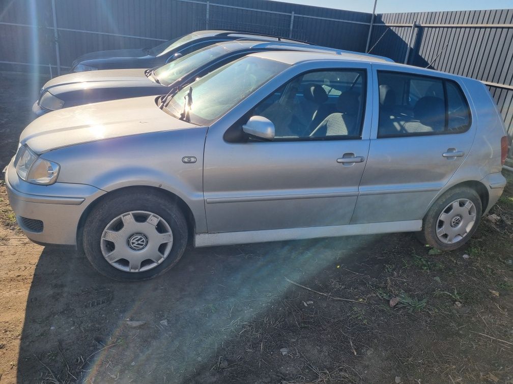 Dezmembrez VW Polo 6n2 1.4 benzina 2001