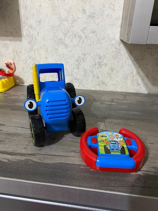 Продам синий трактор с пультом управления