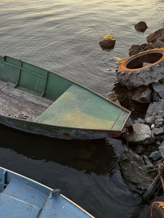 Vand barca de tabla  si  motor mercury de 5cp 4t