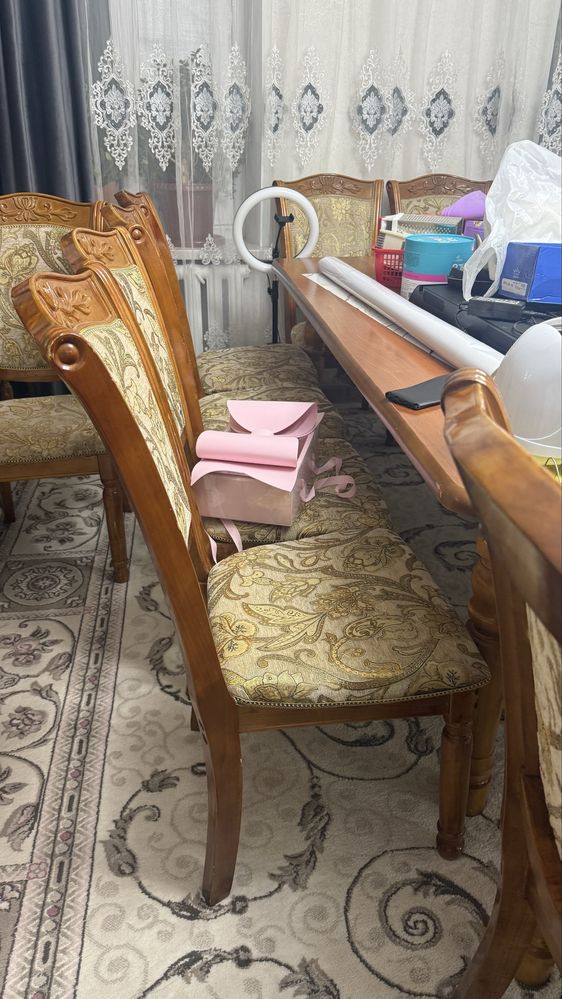 Стол и стулья для гостиной