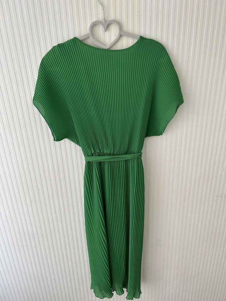 Зелена плисирана рокля