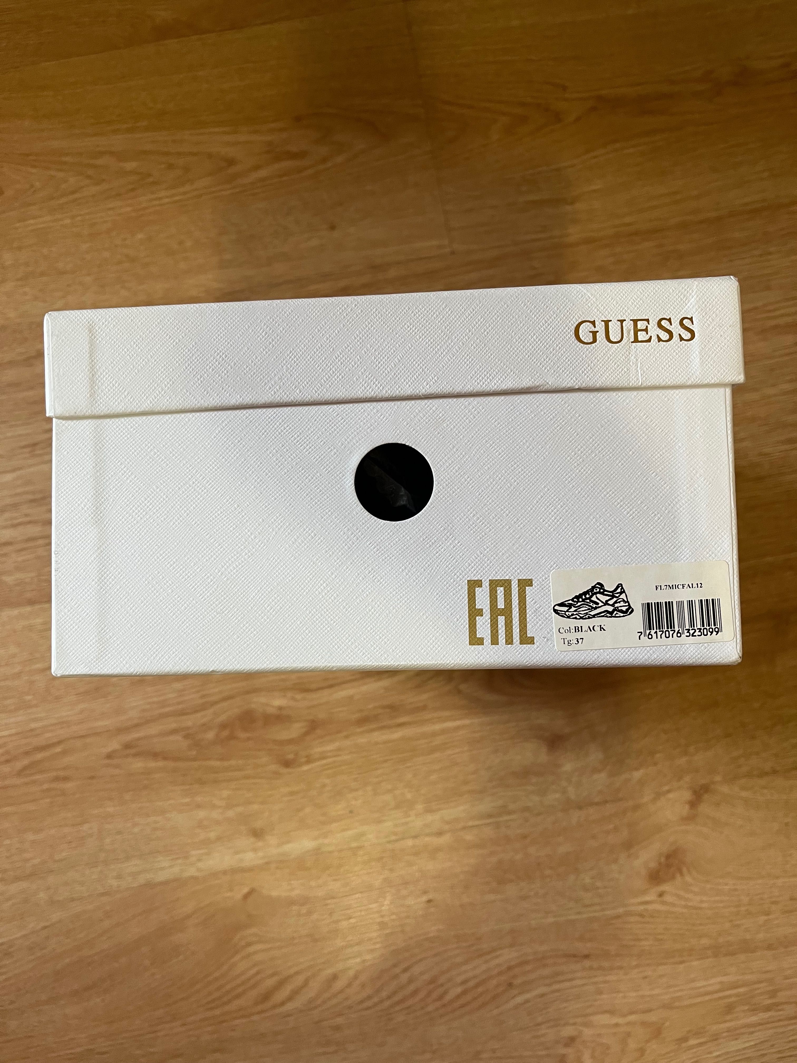 Продавам сникърси GUESS