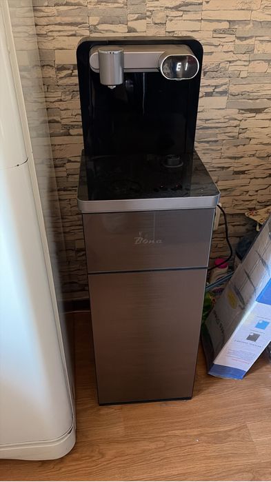 Диспенсер для воды вертикальный. Все кнопки на нем сенсорные. Фото тут