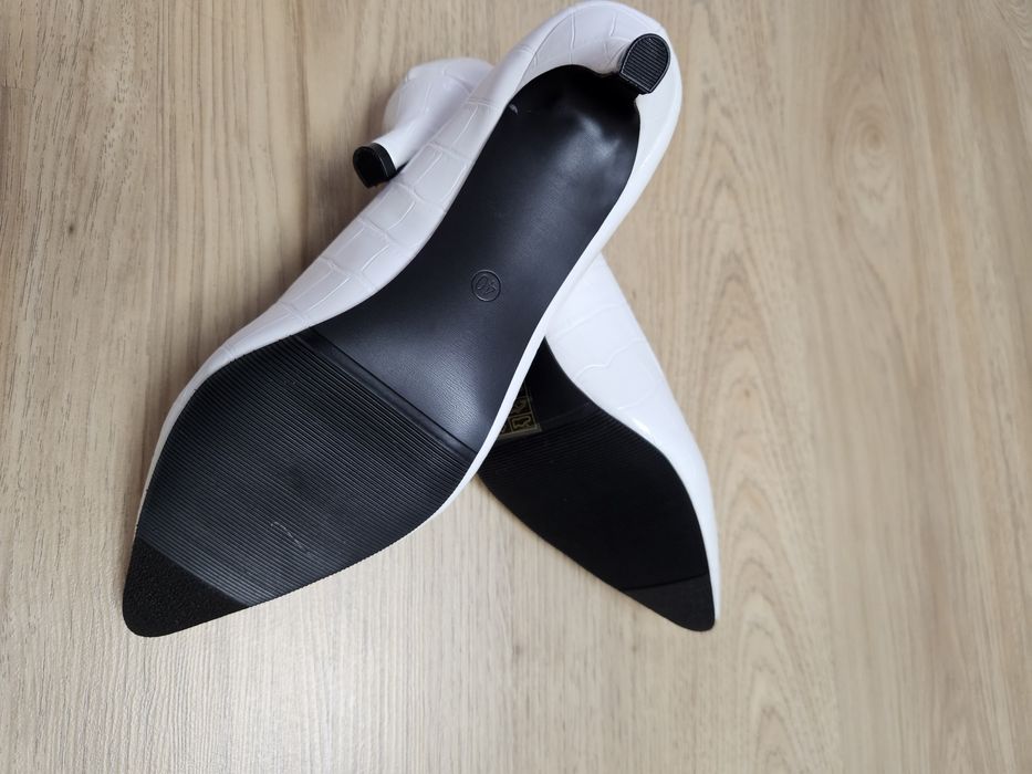 Бели обувки затворени