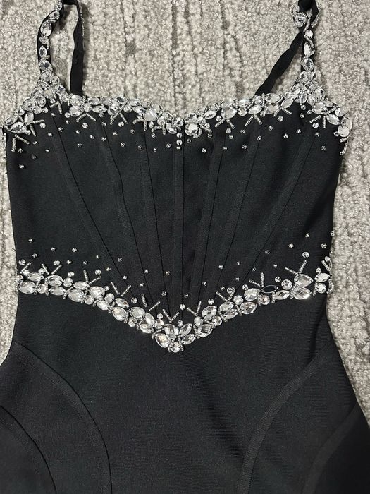 Бандажна рокля с камъни