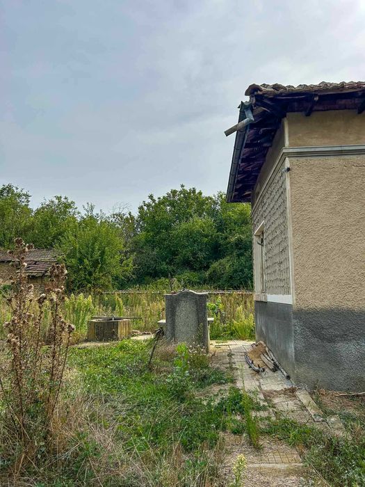 Продавам КЪЩА с огромен двор