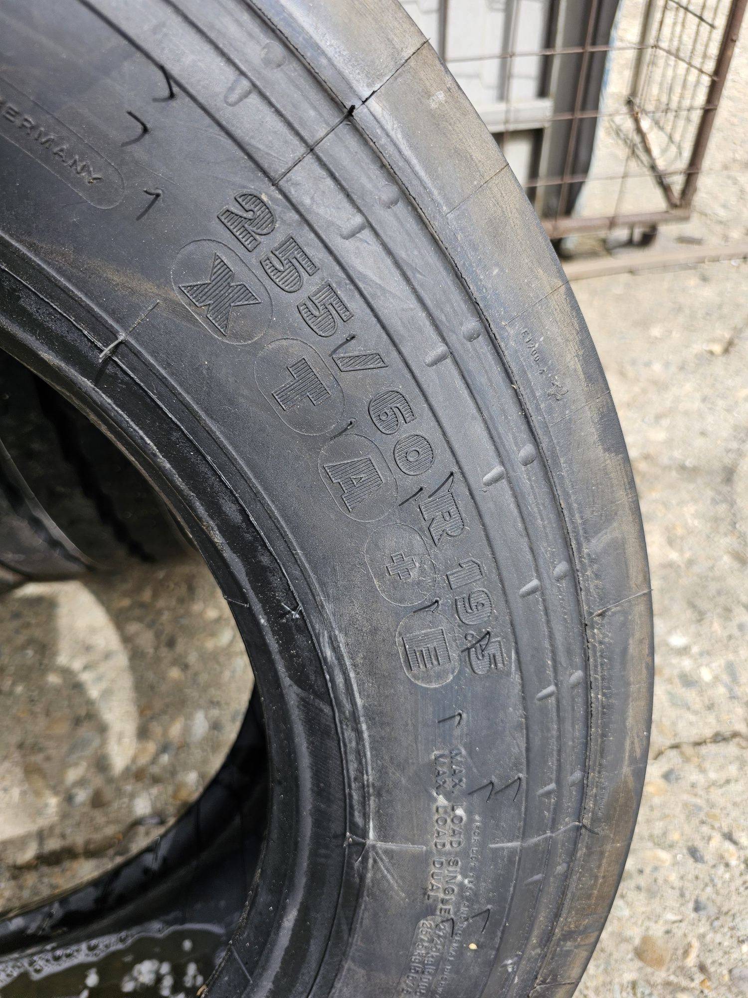 Anvelope noi  255 60 R 19.5 michelin.