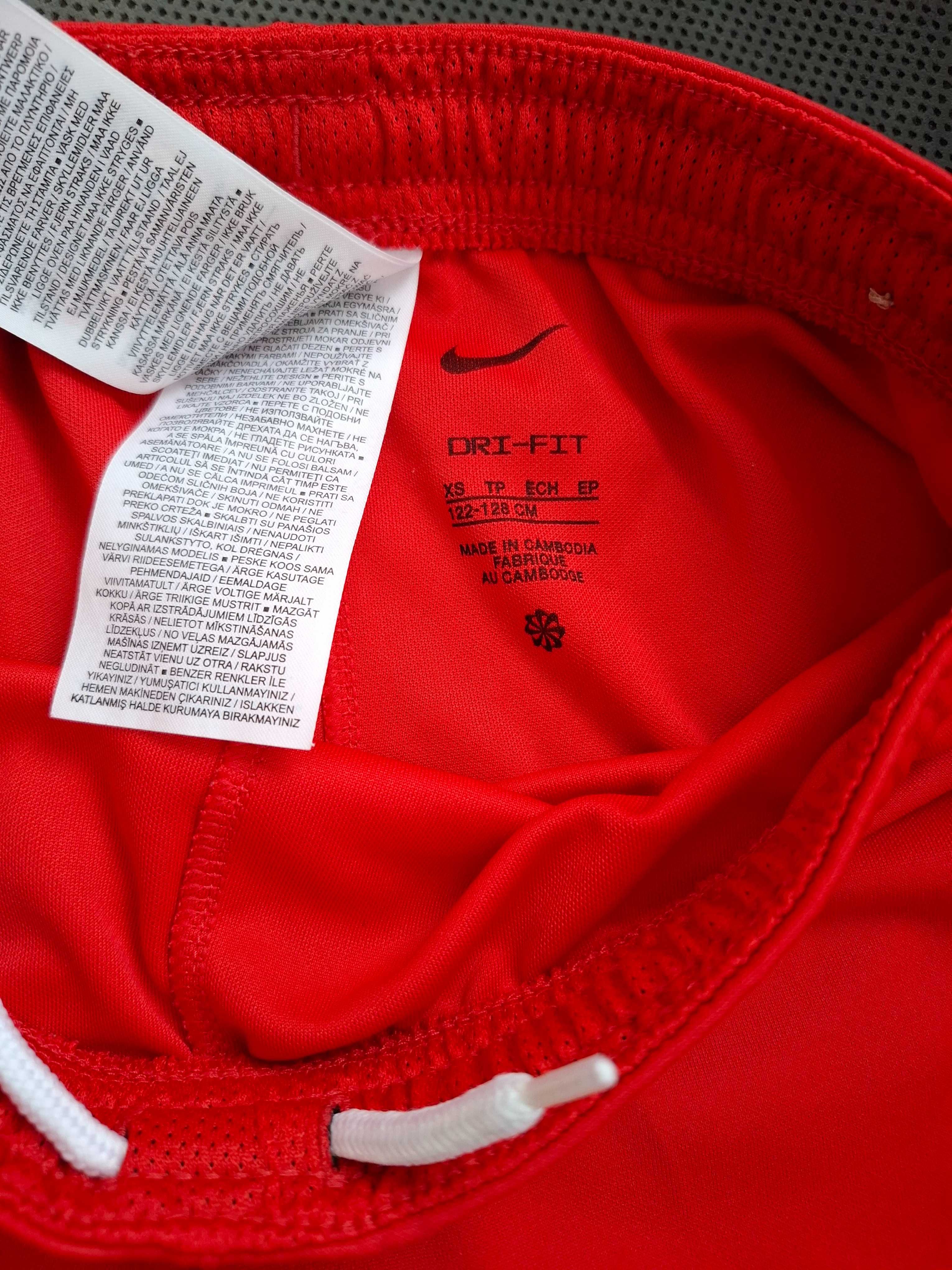 Детски тениски и панталони Nike